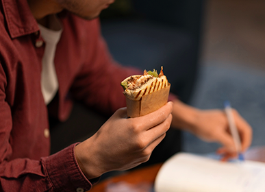 Kiosk self service en local de french tacos con opciones de ingredientes